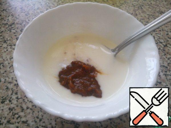 When all the ingredients are ready and safely sent to the salad bowl, prepare a simple sauce - today I wanted this option: homemade yogurt with adjika for color and flavor.
