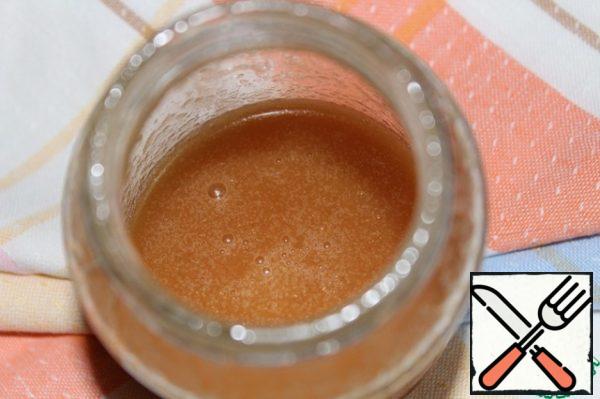 Mix all the ingredients for the dressing in a jar, close the lid and shake vigorously several times.
