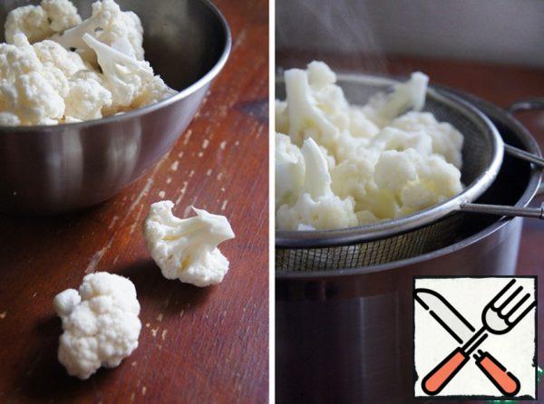 Disassemble the cauliflower into inflorescences.
Blanch in boiling salted water for 2-3 minutes, discard in a colander.
