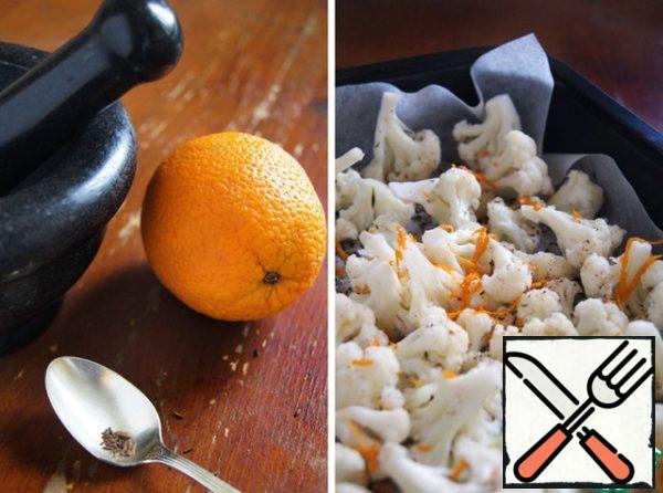 Wash and dry the orange, remove the zest.
Cumin seeds (cumin) grind in a mortar. I love Cumin, so I took it twice as much as indicated in the ingredients.
Put the cabbage on a baking sheet, sprinkle with zest and cumin, pour oil, mix with your hands and put in the oven, preheated to 170-180 * C.
