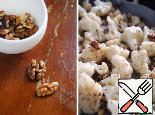After 10 minutes, remove the baking sheet, sprinkle with walnuts, return to the oven and bake for another 5 minutes.

