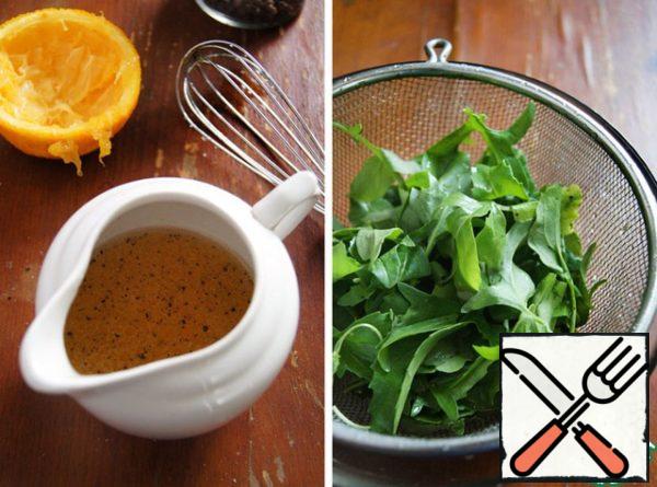 Wash and dry the arugula.
Prepare the dressing. Squeeze orange juice, add oil, salt, pepper, mix with a whisk.
