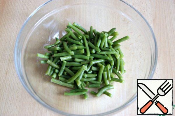 Boil the beans until tender in salted water. Drain the water. Let the beans cool. Cut into small pieces of 1.5-2 cm.
