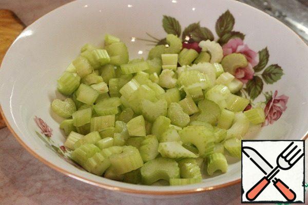 Cut the celery into half rings.

