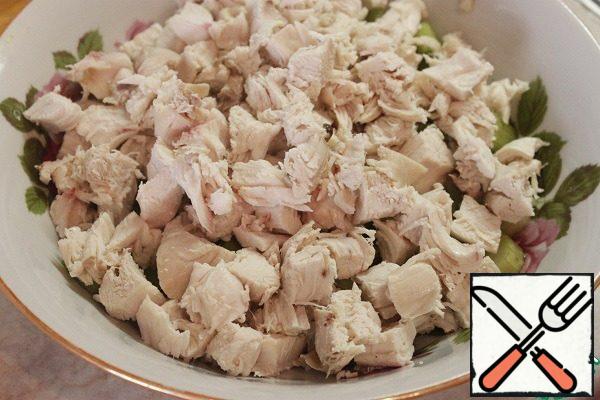 Cut the boiled chicken breast into cubes.
