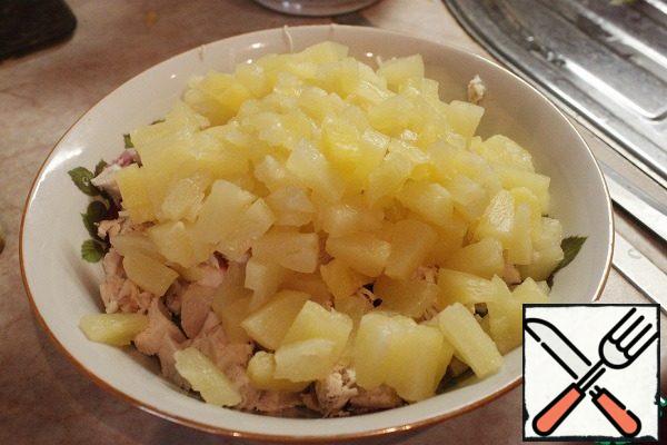 Drain the liquid from the pineapples, cut into cubes (I have already cut), add to the salad.
