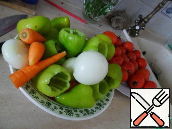 First you need to prepare all the vegetables - wash and peel onions, garlic, carrots. Prepare the pepper - it is necessary to remove the peduncle and remove the seeds through the resulting hole. Wash the tomatoes and scald with boiling water, peel them. (If you don't want to mess with tomatoes, you can buy ready-made tomatoes in their own juice, or, according to your mood, make a tomato preparation and freeze it).

