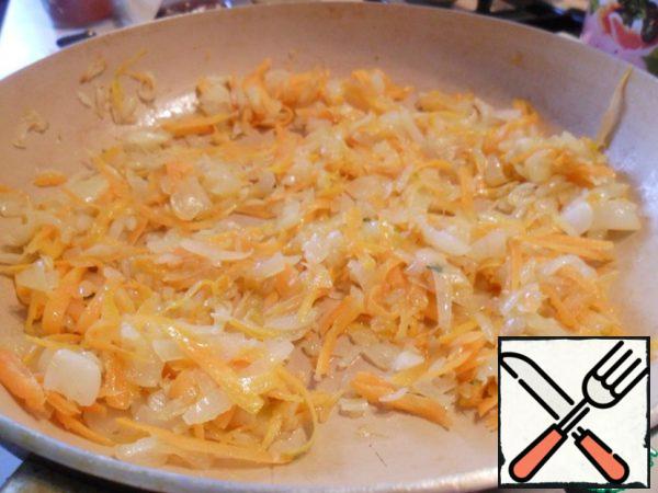 Chop the onion and garlic - fry them until transparent in a frying pan with vegetable oil, grate the carrots on a coarse grater and add half of it to the onion for frying in a frying pan. When the roast is ready, transfer it to minced meat, add a glass of water, wine (also a glass) and washed rice.