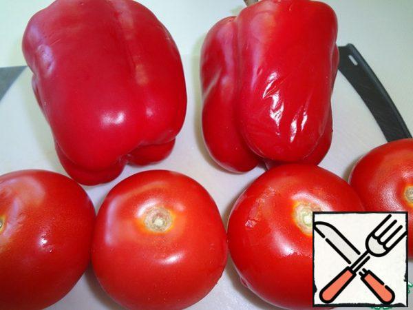 Wash the vegetables, wipe them dry and put them in the oven at 200 degrees for 20-30 minutes. It takes less time to cook tomatoes. The same can be done on the grill.
