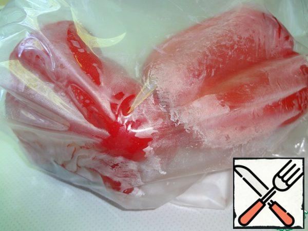 We send the peppers for 10 minutes in a bag, then it will be easier to remove the skin.
