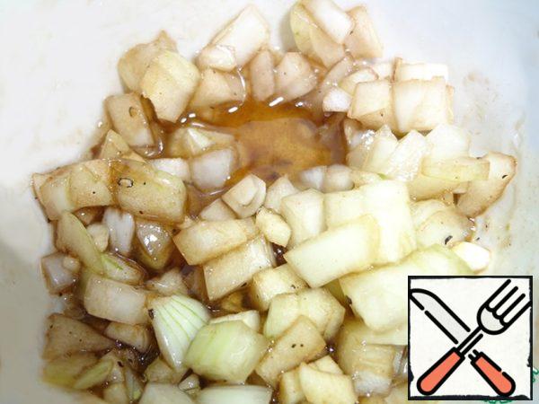 Preparation of the gas station. Mix balsamic, olive oil, salt, pepper, onion, garlic, if desired, you can add a little honey depending on the sweetness of your tomatoes and pepper.
