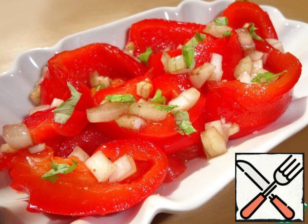 Before serving, tear the basil leaves and mix with the salad.