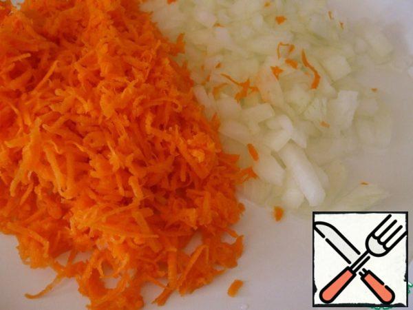 Finely chop the onion, grate the carrots on a fine grater, fry in a small amount of oil for 5 minutes.
