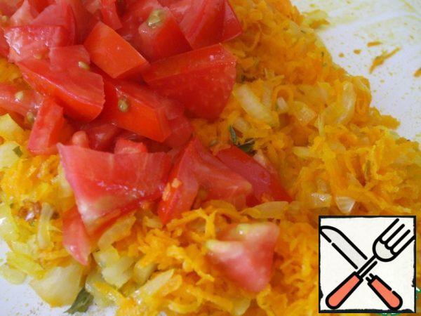 Chop the tomato finely (you can remove the skin, I did not do this), add to the vegetables and fry over moderate heat for 5 minutes.
