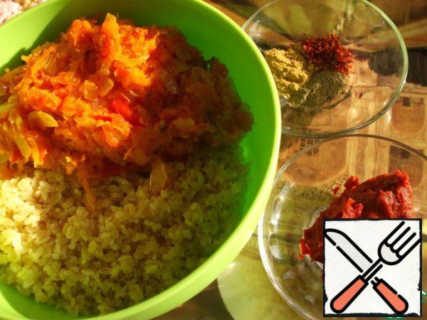 If there is water left in the bulgur after swelling, drain it.
Mix bulgur with vegetables, cumin, chili, black pepper, tomato paste, salt to taste.
I strongly recommend adding parsley to the filling! This time I cooked without it, it's also delicious, but! with parsley it's much tastier.