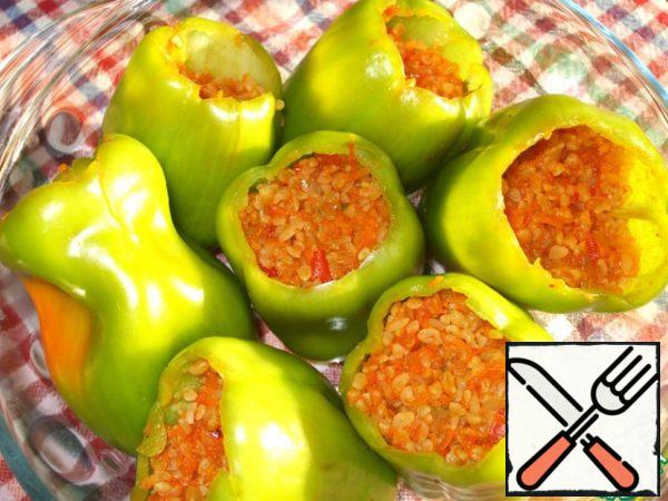 We stuff our peppers with bulgur. We do not tamper hard, the bulgur will swell during further cooking. Put it in a suitable container.

