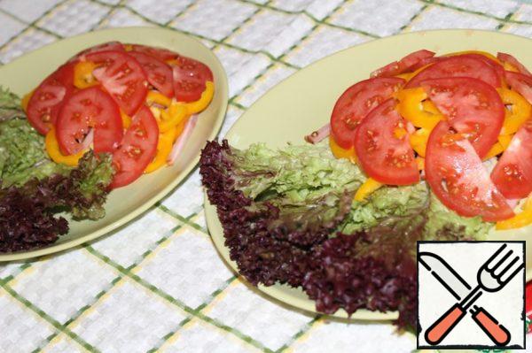 Then cut the tomato into thin slices.
