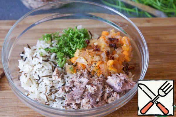 Mix the rice, tuna puree, parsley, finely chopped sun-dried tomatoes and the contents of the pan.
