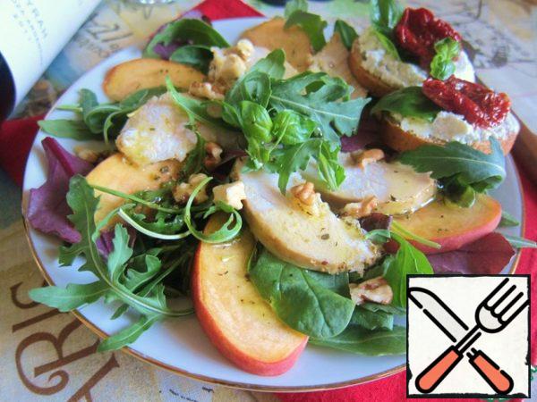 Put peaches, chopped chicken breast, nuts on the lettuce leaves. Add 2 bruschettas to each serving of salad dressing. The salad should be refilled immediately before serving.
