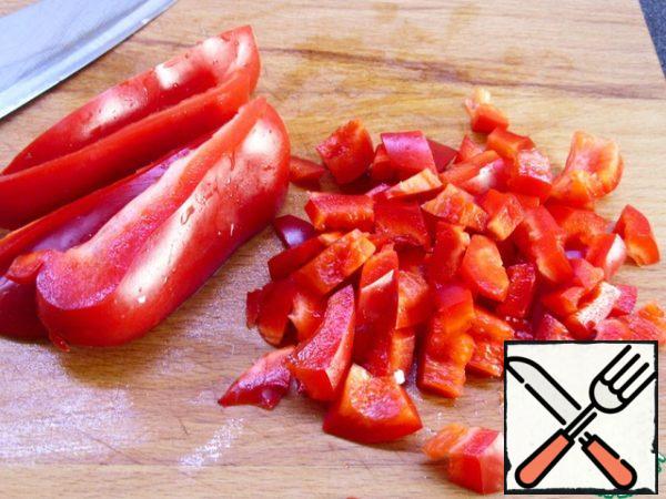 Bulgarian pepper cut into small squares. Add to the cabbage, mix well. Chop the olives a little, add to the salad, mix well.

