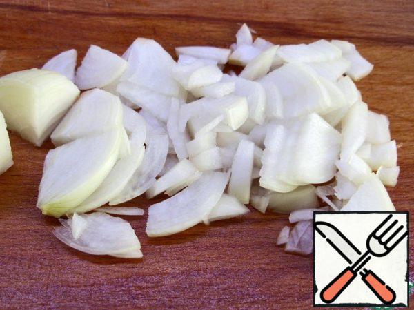 Chop the onion quite finely. If the onion is not sharp, just add it to the rest of the vegetables, stir and leave the salad to marinate for 20 minutes. If the onion is sharp, you can pour boiling water into a separate bowl, add 1 tbsp vinegar (6%) and stand for 10 minutes, drain the water, cool the onion and add to the salad.
