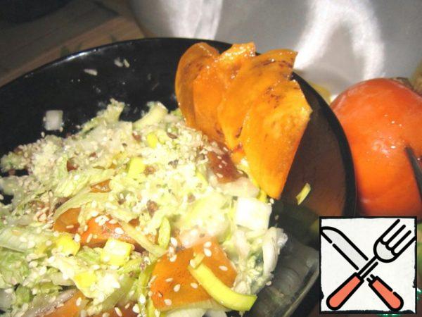 Sprinkle the salad with sesame seeds and ground black pepper. Cook immediately before use. Since cabbage becomes soft during storage!