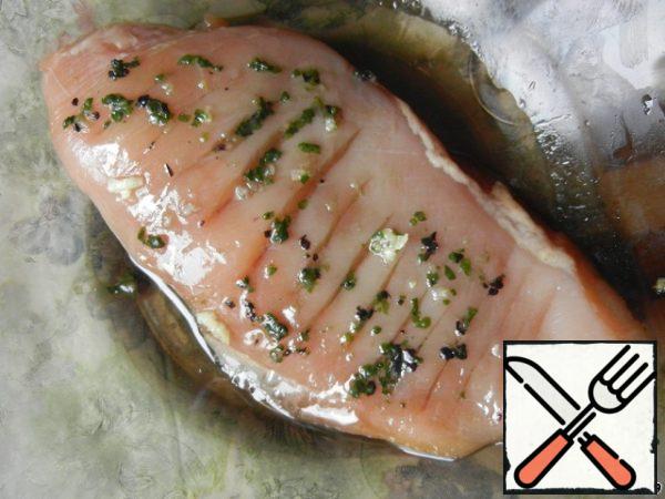 We will make shallow cuts on the fillet so that the meat is better soaked. Now marinate the chicken fillet in garlic oil with fresh basil (very finely chopped) and soy sauce. Salt and pepper. Leave to marinate for 10-30 minutes. The longer the chicken will stand, the more piquant it will turn out.
