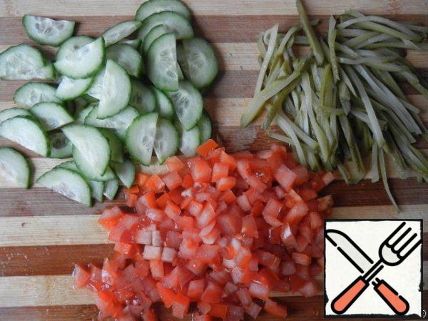 Cut the cucumber into halves, pickled cucumber into strips, finely chop or put in a salad. Cut the tomato into cubes.
