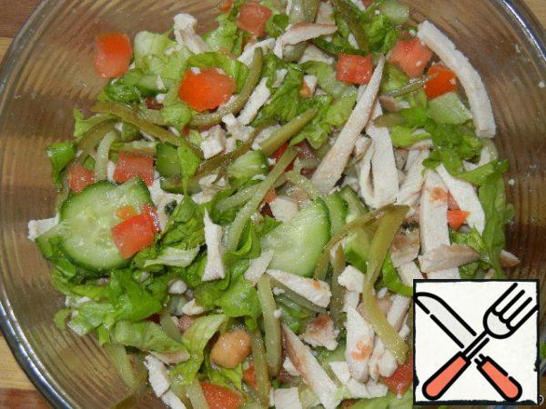 Put the vegetables on a plate and add the fillets.
