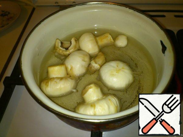 Prepare mushrooms: wash, put to boil in salted water until ready (15 minutes after boiling).