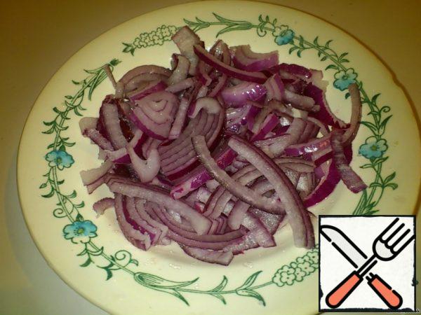 While the mushrooms are cooking, marinate the onions. For this onion thinly cut chetvertfinalny, to shift into a deep bowl, sprinkle with sugar (about a tablespoon no slides), salt (a teaspoon without slides), mix well and pour over the vinegar (3 tablespoons). Leave on for 15 minutes.