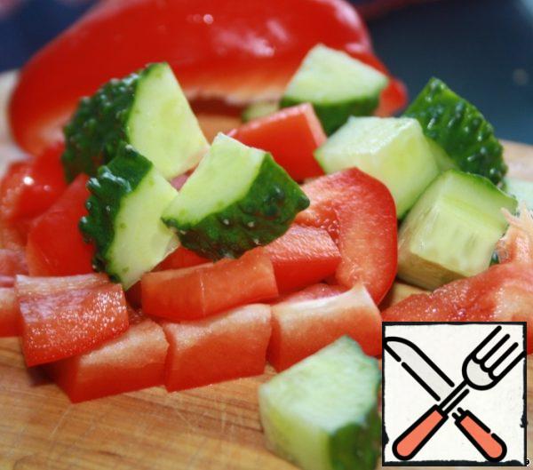 Cut the cucumber and pepper into larger cubes.
