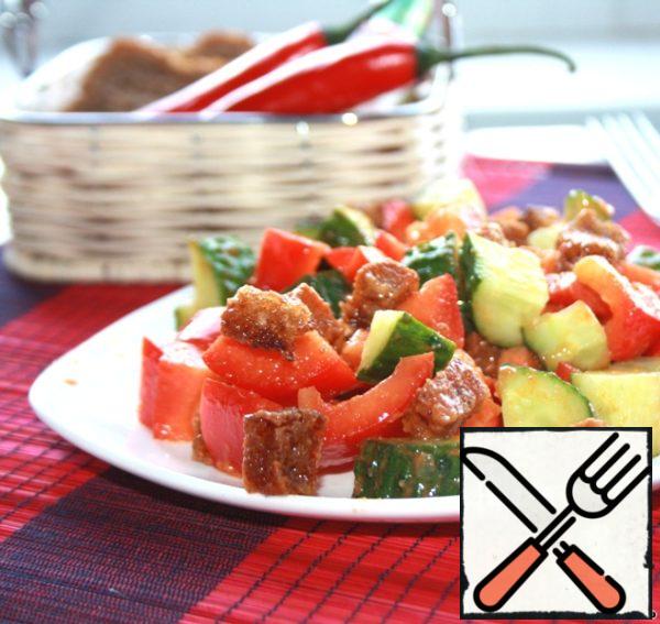 Add still warm crackers to the vegetables, season.
Finely chop the red hot pepper and add it to the salad (but you can do it without it).