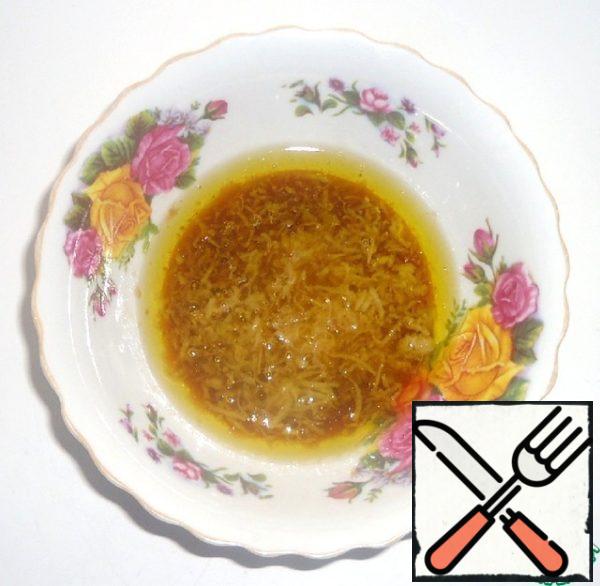 Prepare the dressing. To do this, mix olive oil with soy sauce, rice vinegar or lemon juice, add grated ginger root, garlic squeezed through a press, sugar, mix, let it brew for 15-20 minutes.
