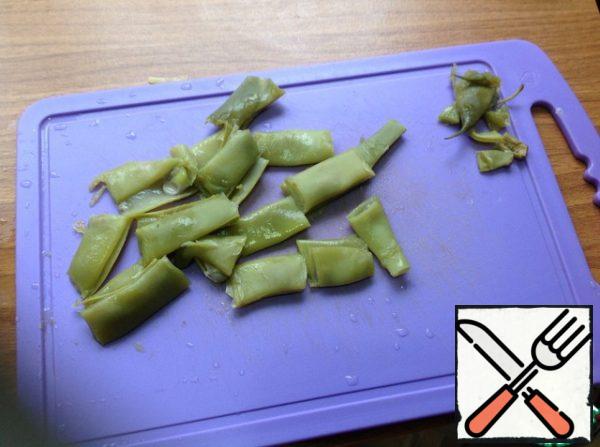 Cooled beans cut into cubes 4-5 cm, after cutting off the tails .