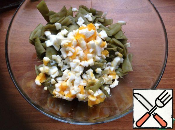 Cut the eggs into cubes and add to the beans.
