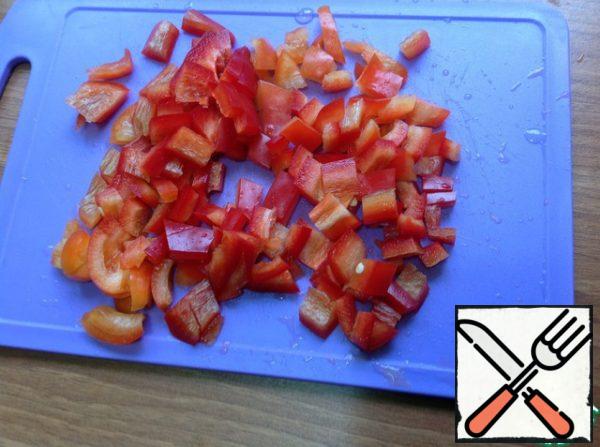 Cut the pepper into cubes.

