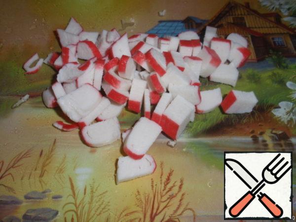 Slice the crab sticks.
