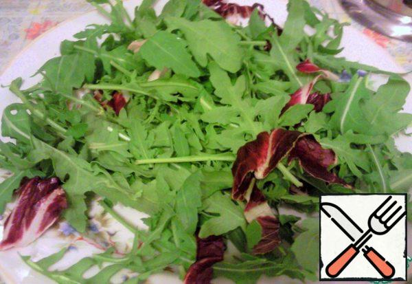Wash and dry the salad. If you use a sheet, then tear it into pieces with your hands. I had a mixture of several types, but the basis was arugula.
Put the finished salad on a plate.
