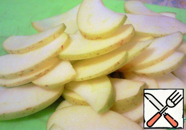 Apple, it is better to take sweet and sour or fermented milk varieties, wash, remove the core and cut into thin slices.
