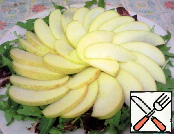 Put the apples on the lettuce leaves.
