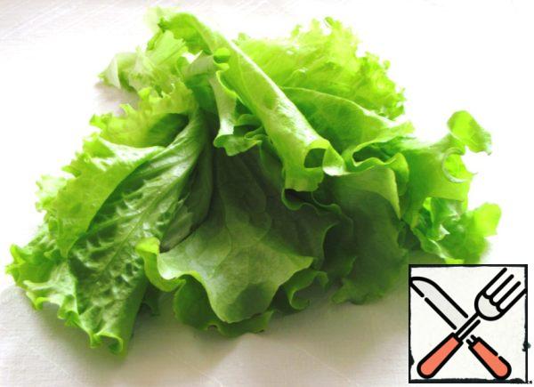 Actually writing takes longer than cooking)
The game is very simple. We will need a large bunch of lettuce, the most common, which is sold in any supermarket.
For a family of 4 people, the 1st bar is enough.
Lettuce leaves are washed, dried with a towel.