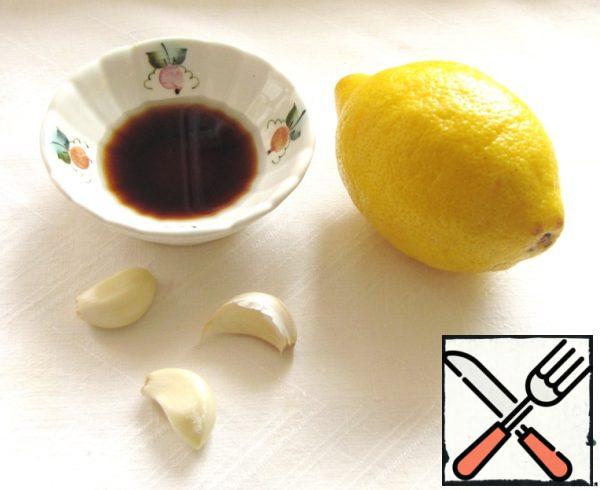 For dressing, mix soy sauce, vinegar (lemon juice) and garlic passed through a press.
