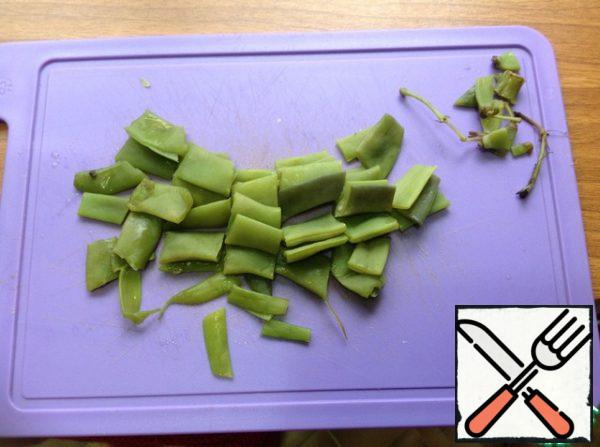 Beans cut into cubes 3-4 cm, after cutting off the tails.