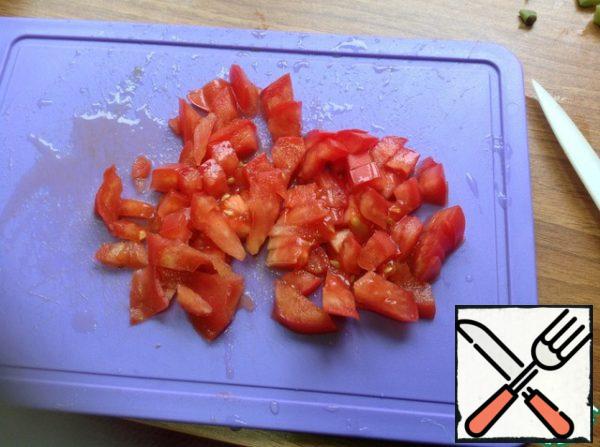Cut the tomato into a small cube and add to the beans.