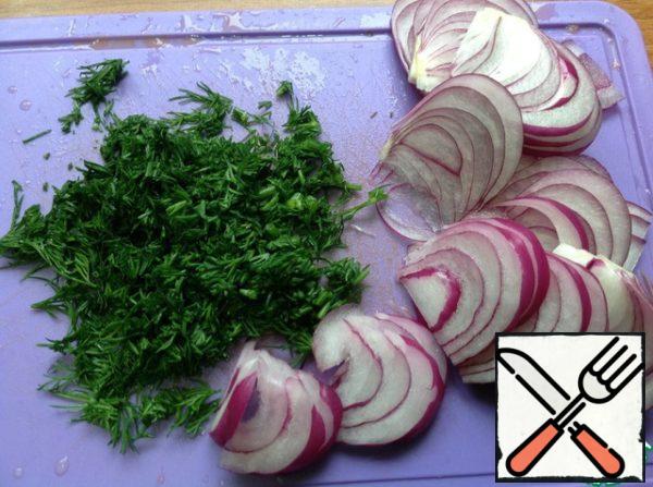 Onions cut into thin half rings, finely chopped greens and add to the salad.