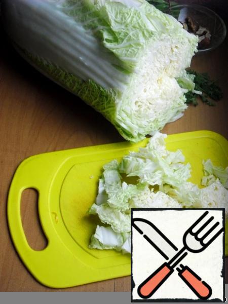 On the plate and make a "cushion" of Chinese cabbage.