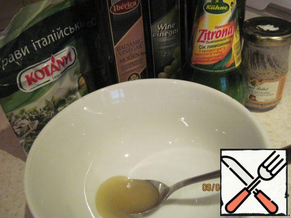For dressing, mix honey, mustard, lemon juice, a mixture of Italian herbs, wine and balsamic vinegars (you can do with vinegar alone) and olive oil.
Add chopped garlic, salt, mix well.

