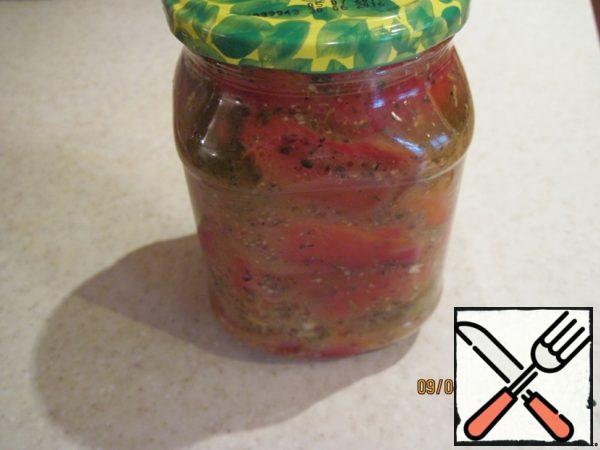 Put the pepper strips in a jar and pour the dressing, close the jar, shake and put in the refrigerator for a day or two.
