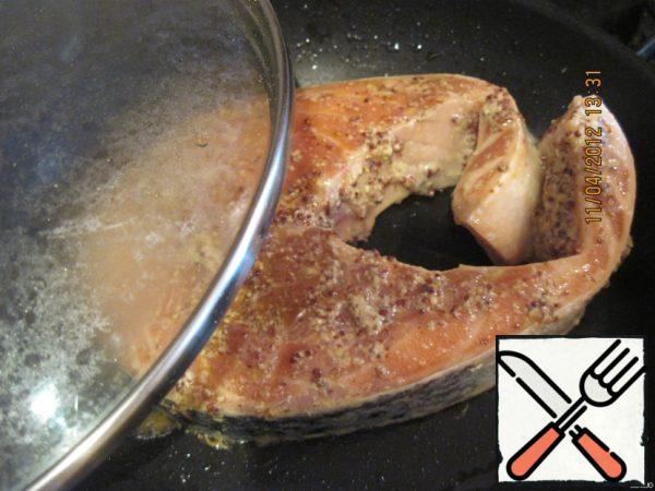 Then fry in a dry frying pan under a lid for a few minutes on each side. The most important thing is not to overdo the fish, so that it remains tender and not over-dried!
